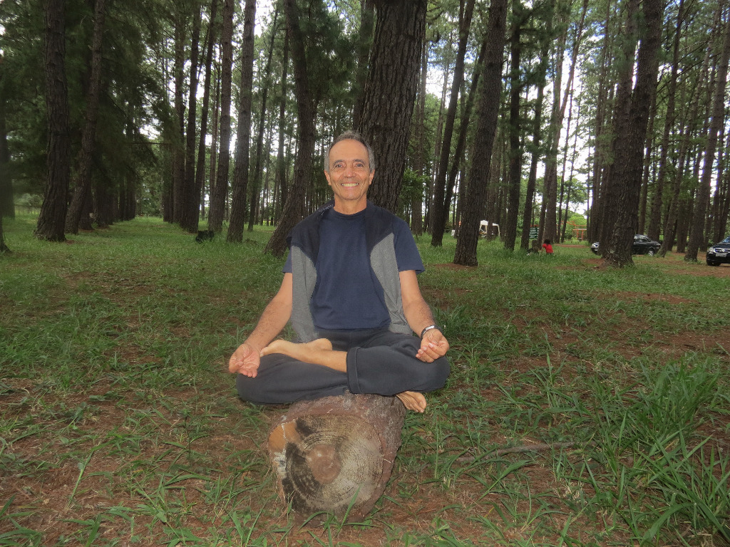 Ex-empregado lançou o livro “Conversas com um Yogue Urbano” e ministra aulas todo sábado no Jardim Botânico, em Brasília.
